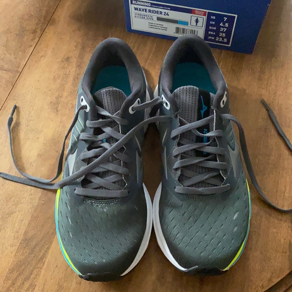 Mizuno Wave Rider 24 - Size 7